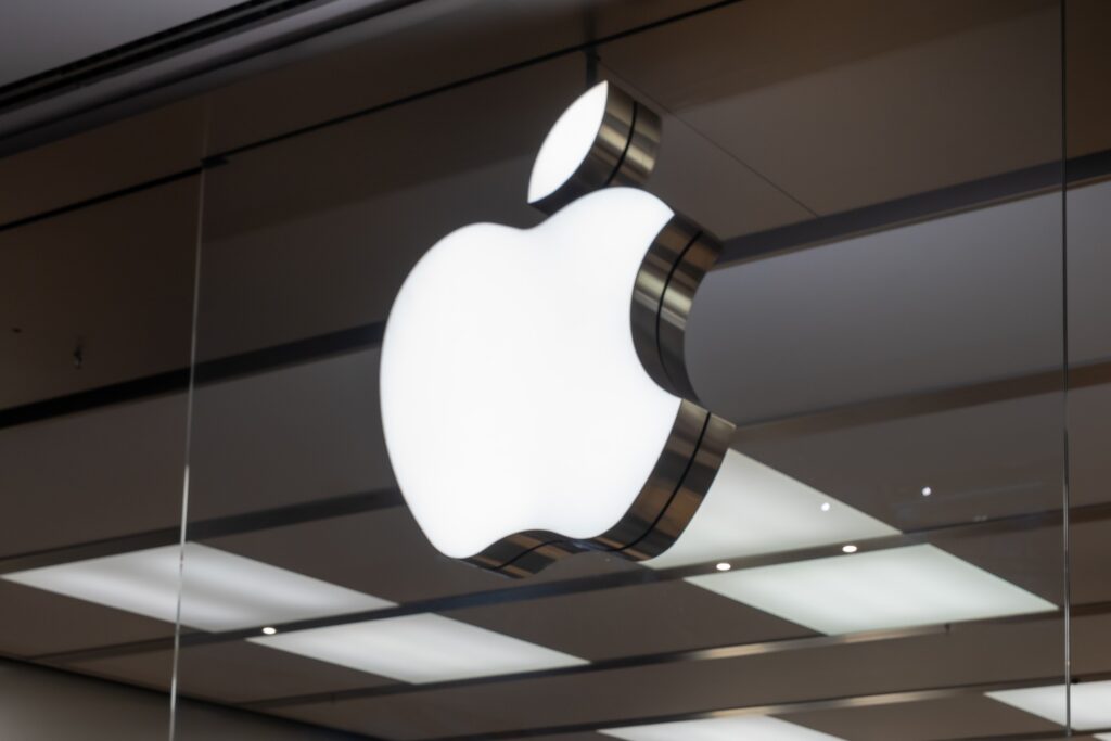 Apple pracuje nad składanym smartfonem z MagSafe