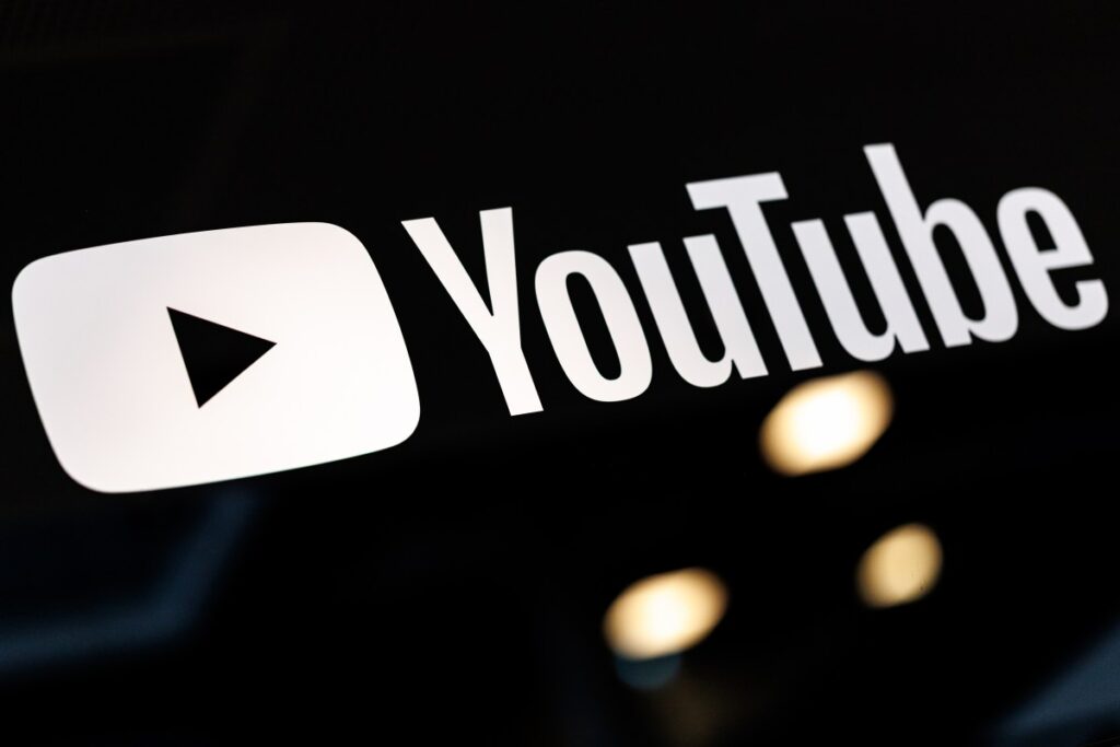 YouTube testuje funkcję wyszukiwania z napowiadanymi odpowiedziami AI