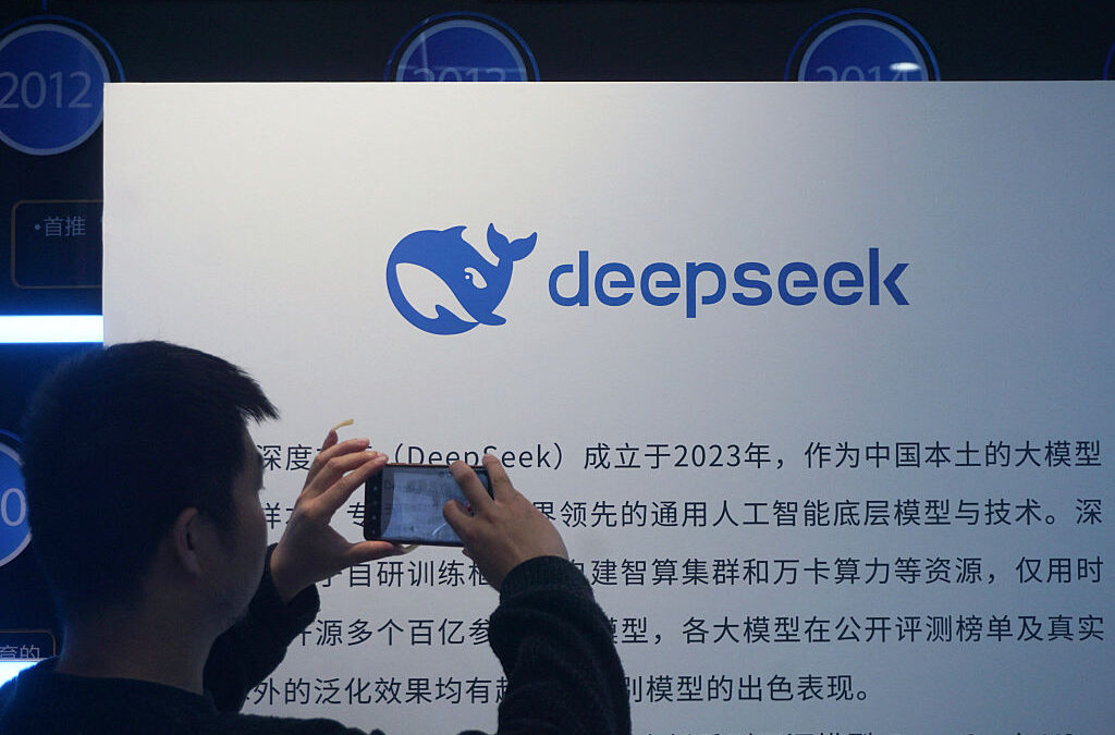 DeepSeek zaprezentuje nowy model AI, który 'zmniejsza dystans’ do modeli czołowych