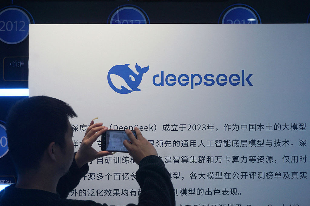DeepSeek zaprezentuje nowy model AI, który 'zmniejsza dystans’ do modeli czołowych