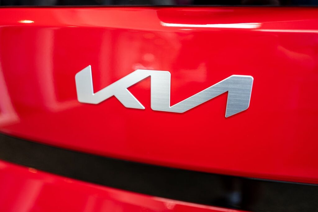 Kia przedstawia strategię robotyzacji w produkcji samochodów