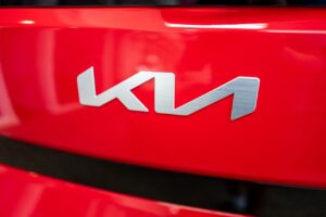 Kia przedstawia strategię robotyzacji w produkcji samochodów
