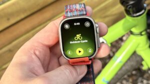 Apple Watch Ultra 3 vs Strava: porównanie aplikacji do śledzenia treningów