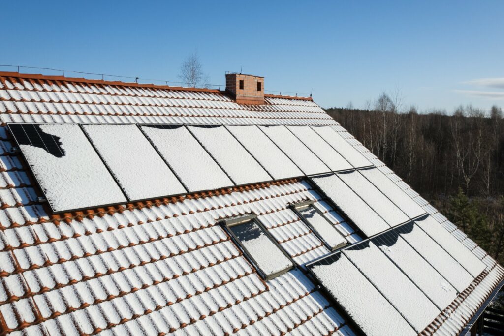 Lustra i folia aluminiowa przy panelach słonecznych – czy to rzeczywiście działa?
