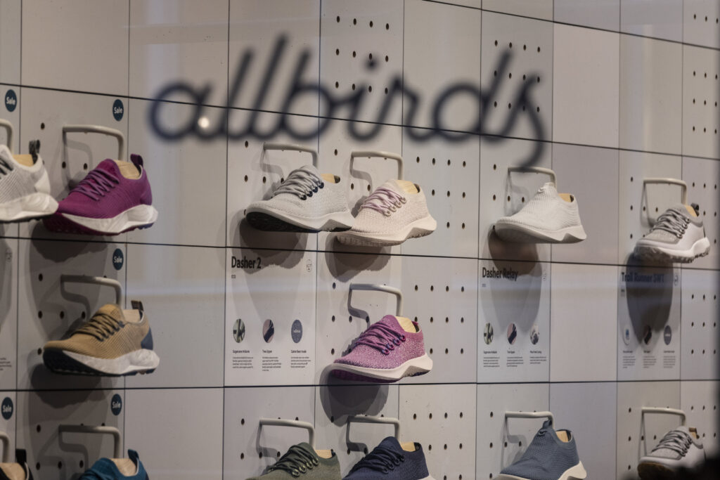 Allbirds zmienia strategię: z produkcji butów przechodzi na sprzedaż GPU AI