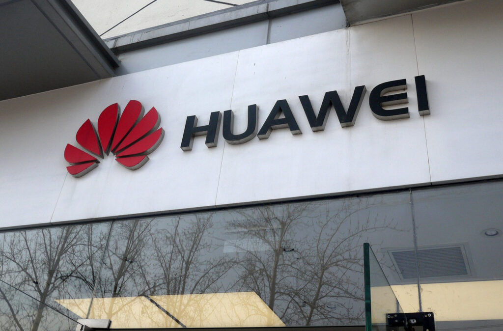 Huawei inwestuje w samochody autonomiczne. 50 modeli już używa ich systemu