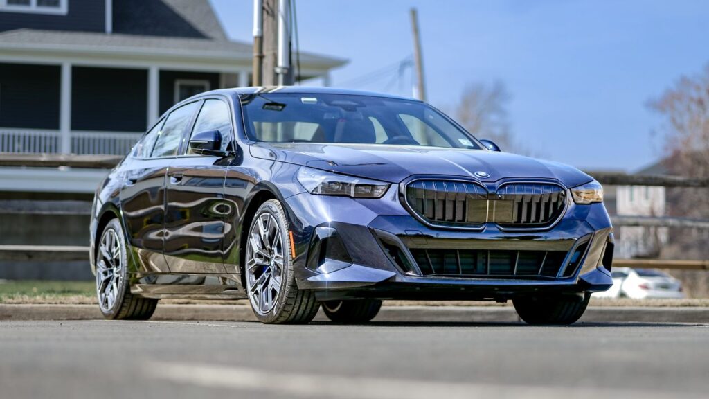 BMW 550e: Dlaczego wszystkie samochody luksusowe powinny być hybrydami plug-in