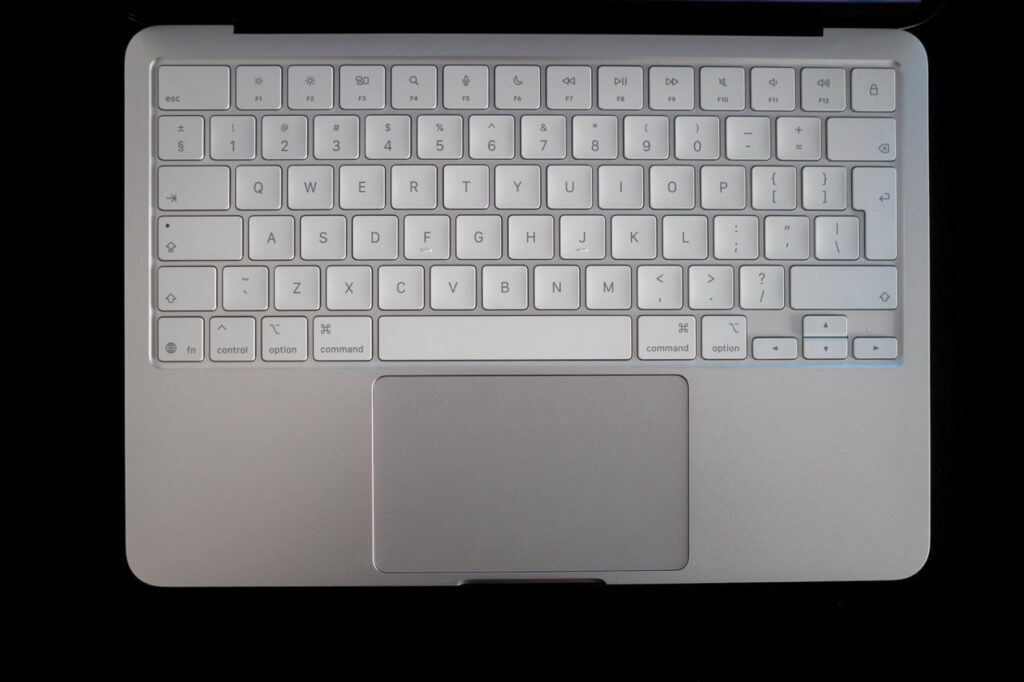 MacBook – nieznane gesty touchpada, które przyśpieszą pracę