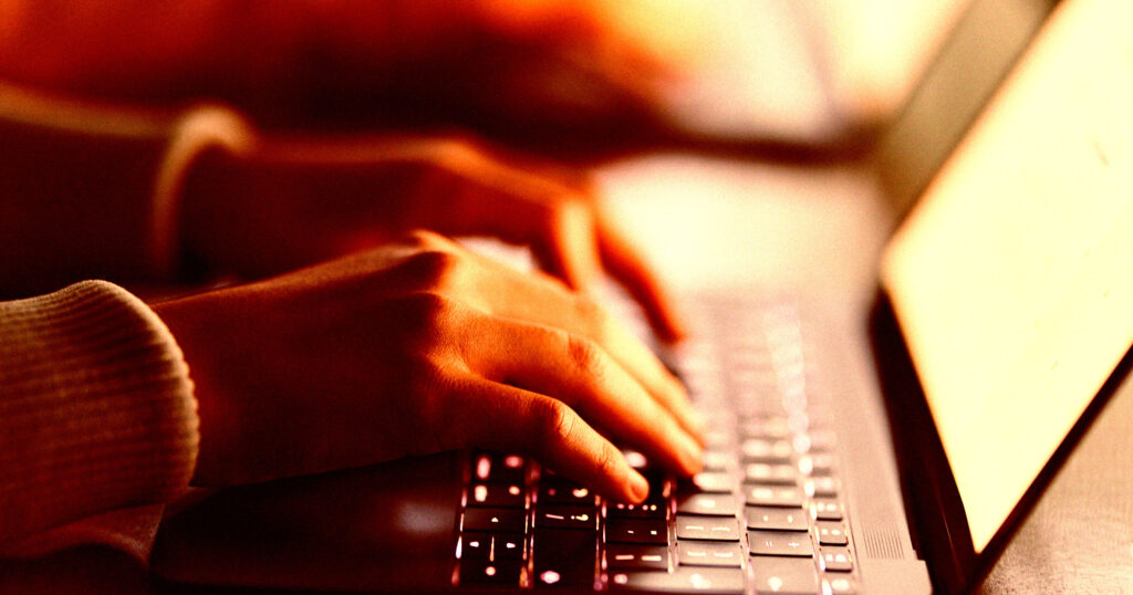 Meta śledzi pracowników. Software monitoruje każdy ruch myszy i każdy klawisz