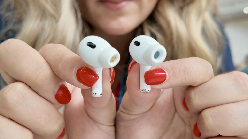 Plotki o AirPods Ultra: Apple pracuje nad słuchawkami z kamerą dla Siri