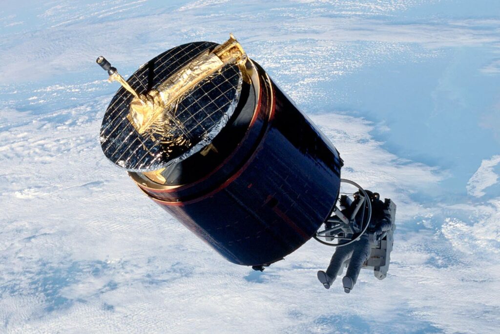 Astronauta złapał spadającego satelitę golymi rękami