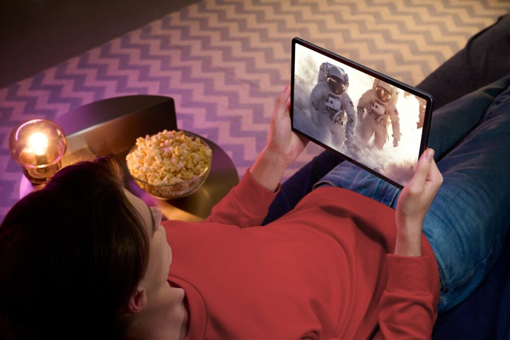 Tablet z baterią na 11 godzin filmów i głośnikami JBL