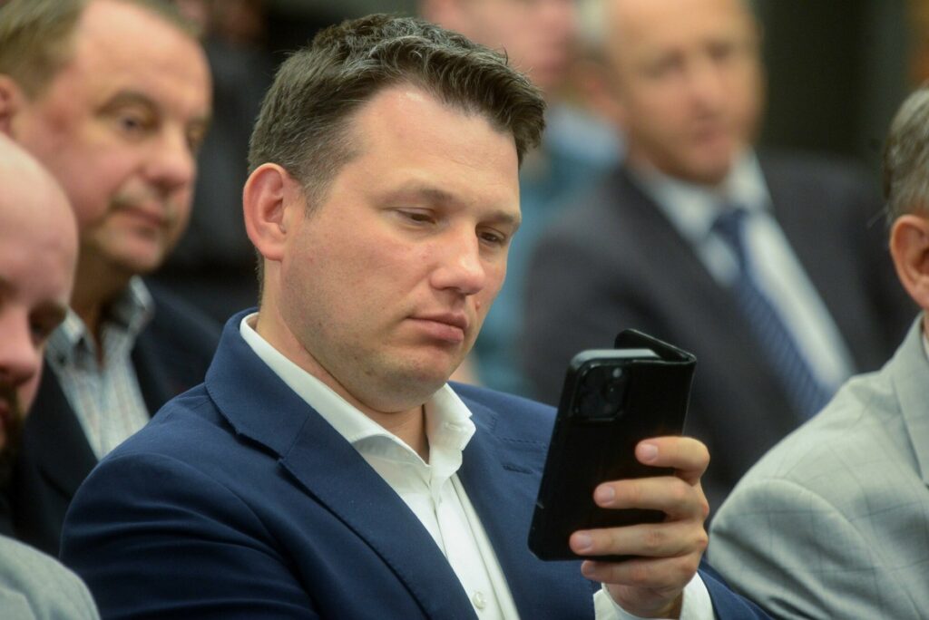 Partia polityczna wykorzystuje AI do tworzenia deepfake’ów w kampanii