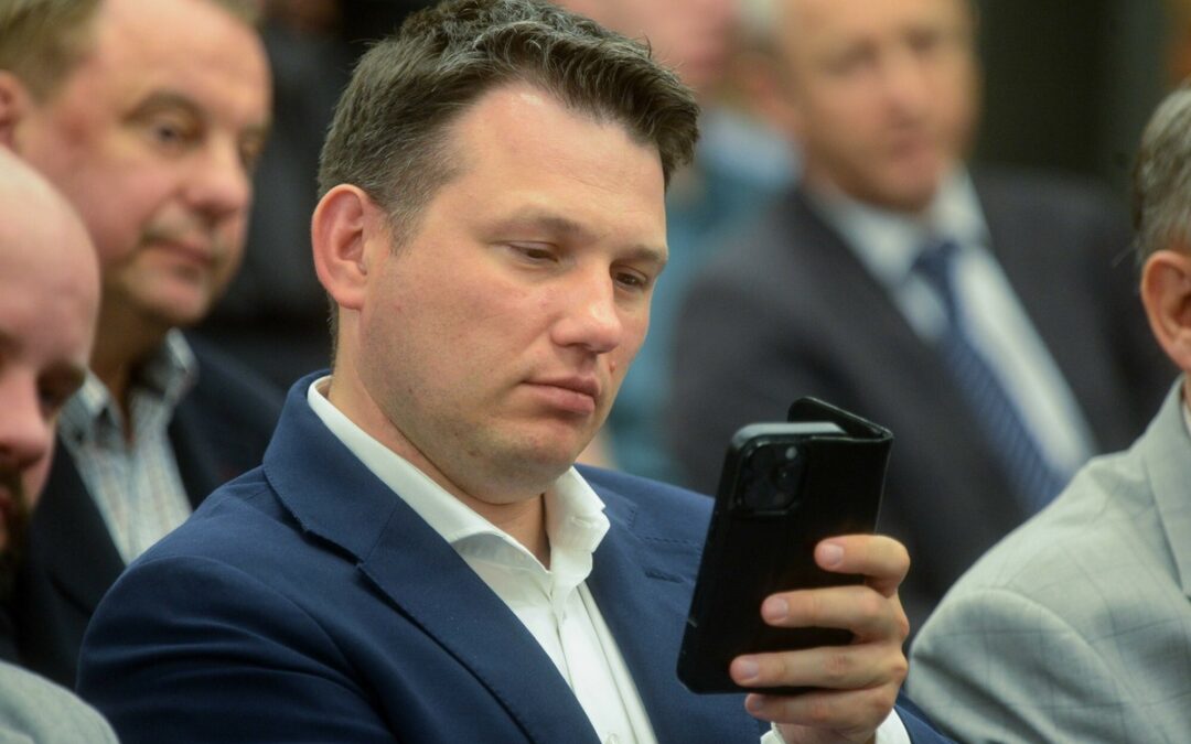 Partia polityczna wykorzystuje AI do tworzenia deepfake’ów w kampanii