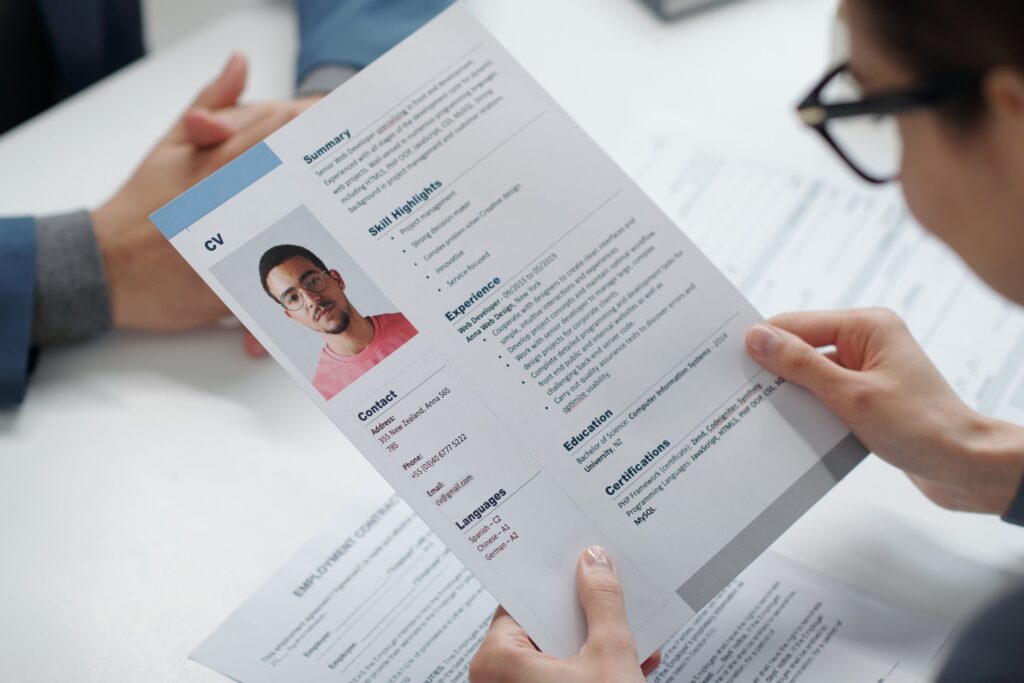 Sztuczna inteligencja selekcjonuje CV – jak przygotować dokument dla algorytmów