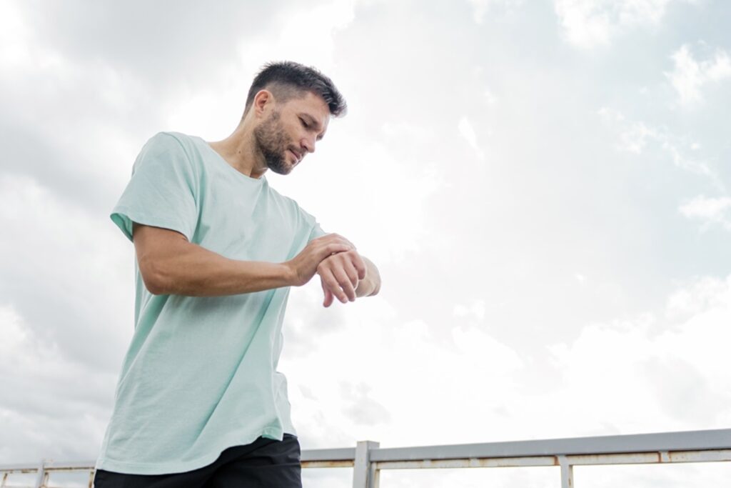 Garmin Forerunner 165 – smartwatch wytrzymujący 20 dni na jednym ładowaniu