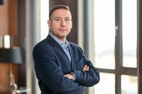 Analityk radzi: czekaj na spadek cen akcji AI zanim zaczniesz inwestować