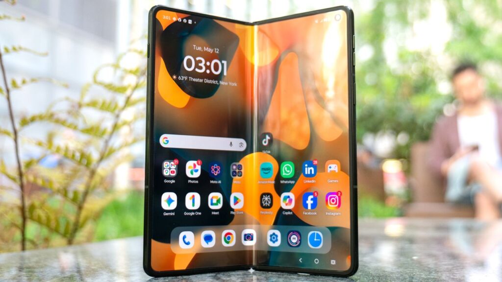 Motorola Razr Fold to przełom – składany smartfon zastępuje laptop