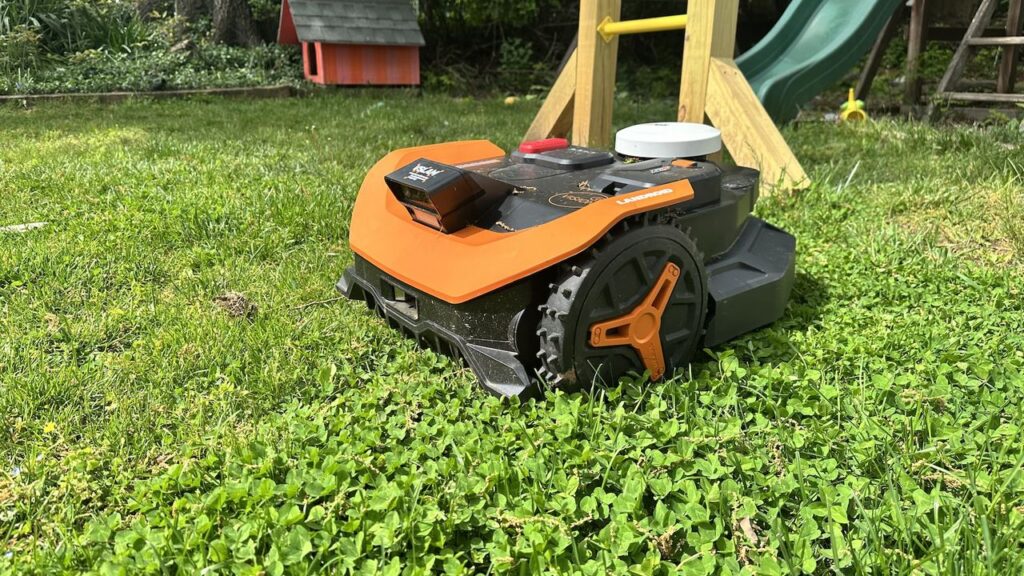 Robot do koszenia trawy za 1000 dolarów – testy i opinie po miesiącu użytkowania