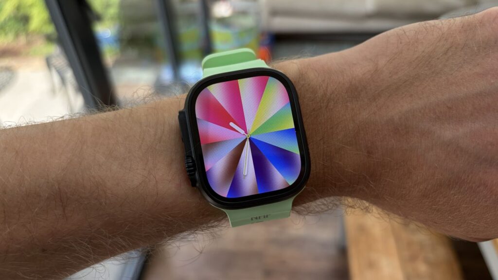 Apple Watch z nową, kolorową tarczą Pride Luminance