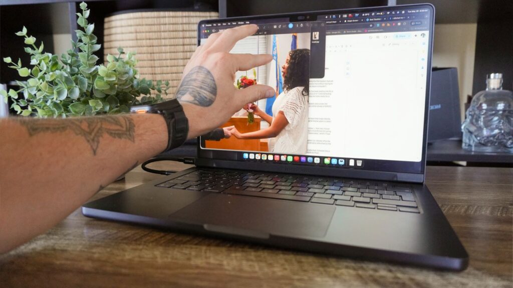 Nakładkowy ekran dotykowy do MacBooka – test magnetycznego akcesorium