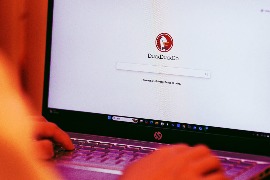 DuckDuckGo zyskuje użytkowników, gdy Google zastępuje wyszukiwarkę AI