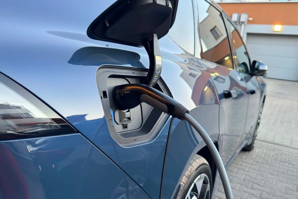 Ładowanie samochodu elektrycznego z domowego gniazdka – jak długo trwa?