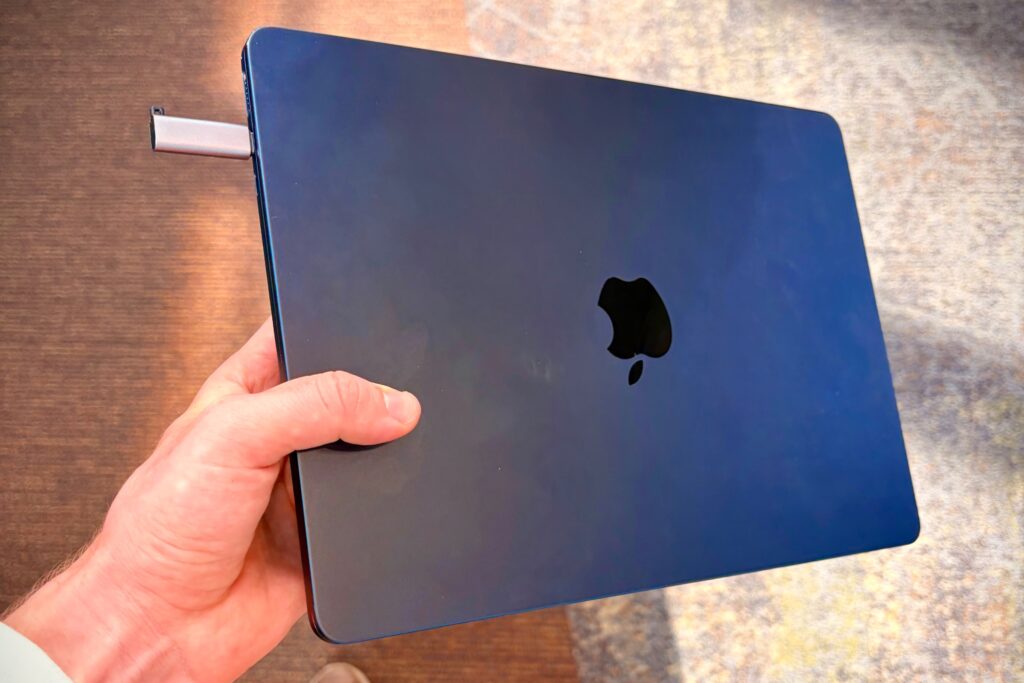 MacBooki Apple napędzają trend rozwoju AI wśród programistów