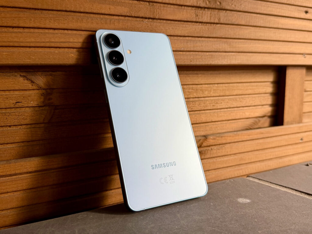Samsung zmieni strategię. Galaxy S27 będzie liczniejsza niż dotąd