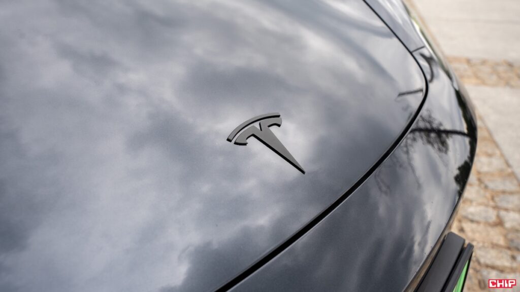 Tesla ujawnia dane o wypadkach Robotaxi. Wątpliwości wobec autonomicznych samochodów