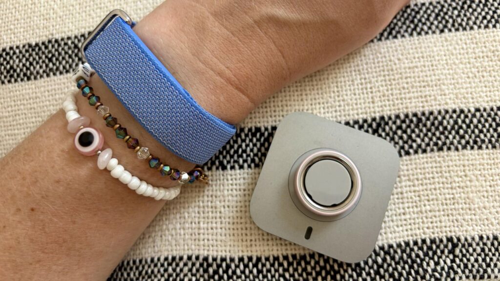 Fitbit Air vs Oura Ring 4 – który tracker snu jest lepszy?