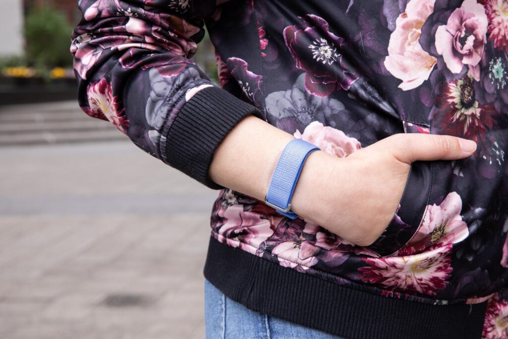 Fitbit Air od Google – inteligentniejsze podejście do śledzenia zdrowia z AI