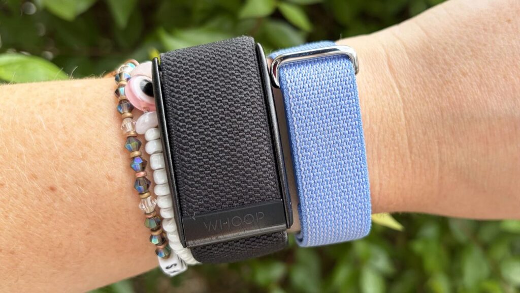Fitbit Air vs Whoop 5.0 – który tracker bez ekranu wybrać?