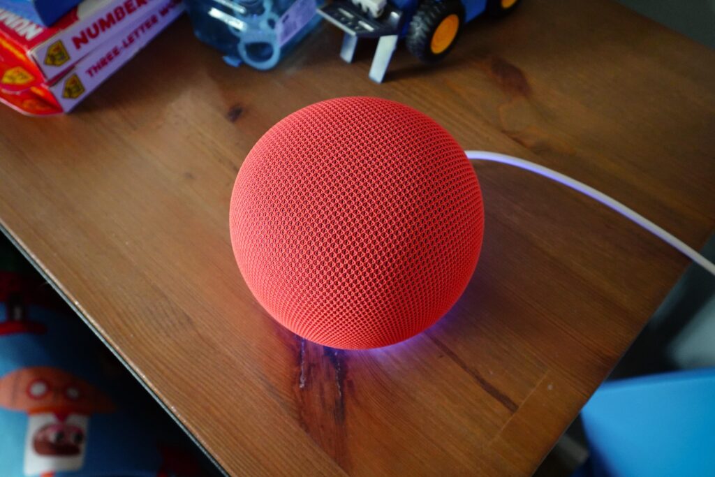 Google Home Speaker – brzmi świetnie, wygląda dobrze, ale bywa kapryśny