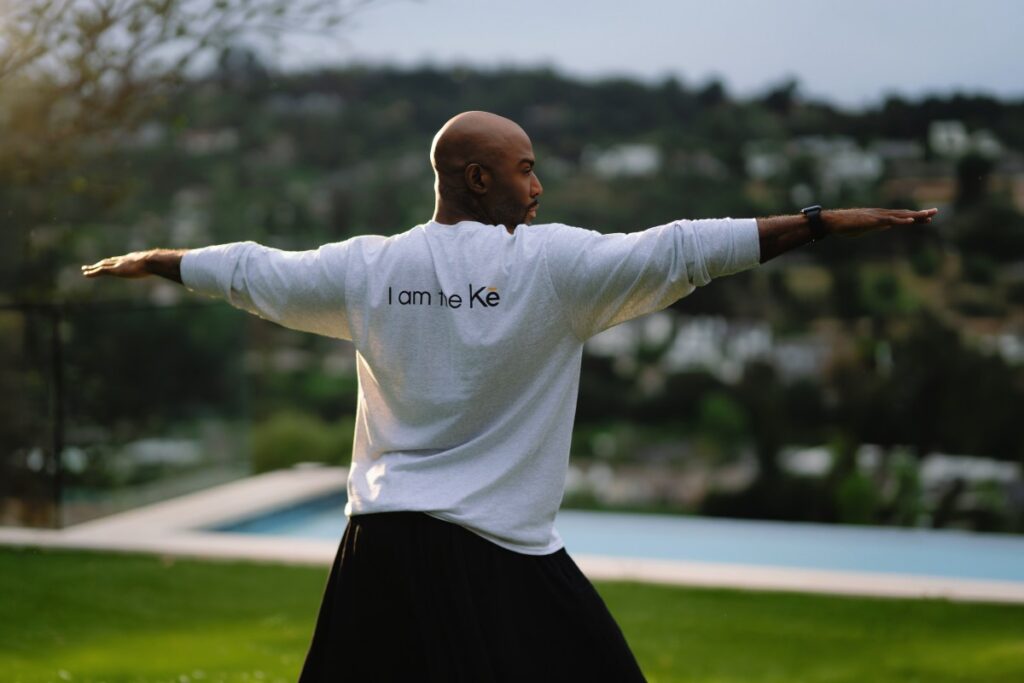 Karamo Brown z 'Queer Eye’ lansuje aplikację wellness Kē z własnym klonem AI