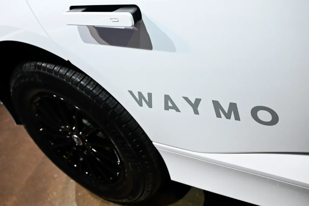 Waymo kupiło za 220 mln dol. dawny poligon Apple do testów aut autonomicznych