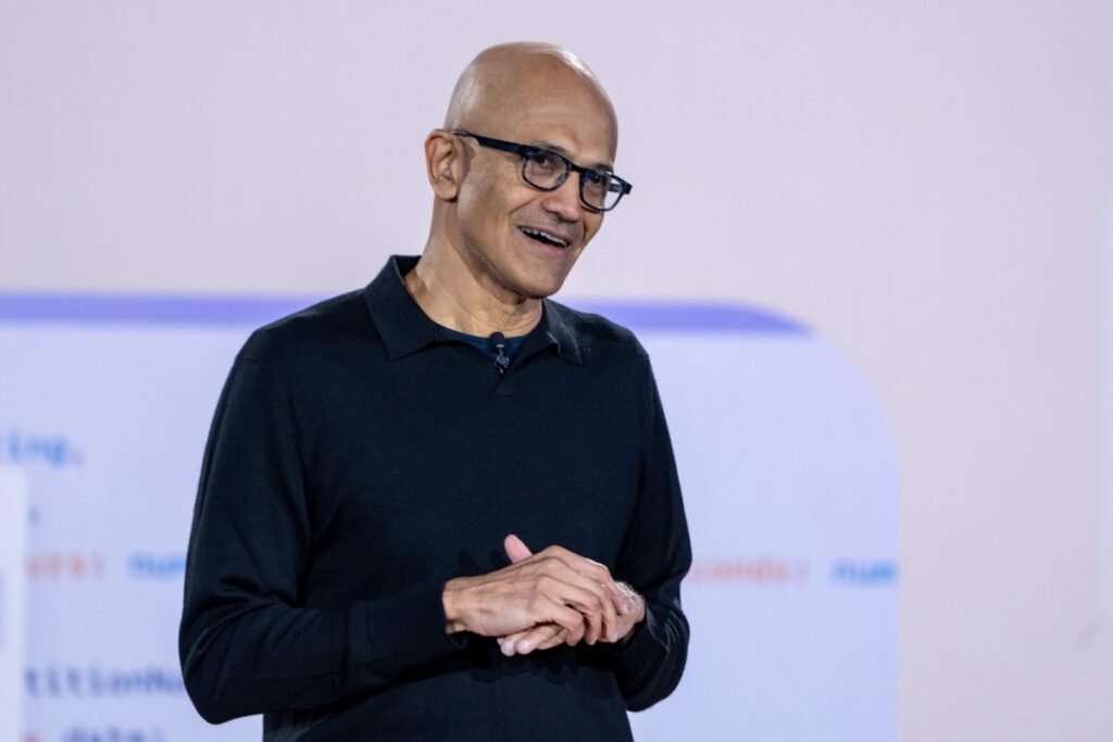 Nadella: AI przejmuje wiedzę firm. Co czeka ludzkich pracowników?