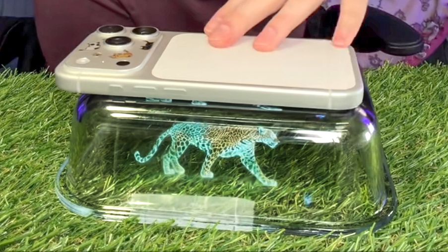 Zamień telefon w projektor hologramów 3D – viralowy trick z TikToka