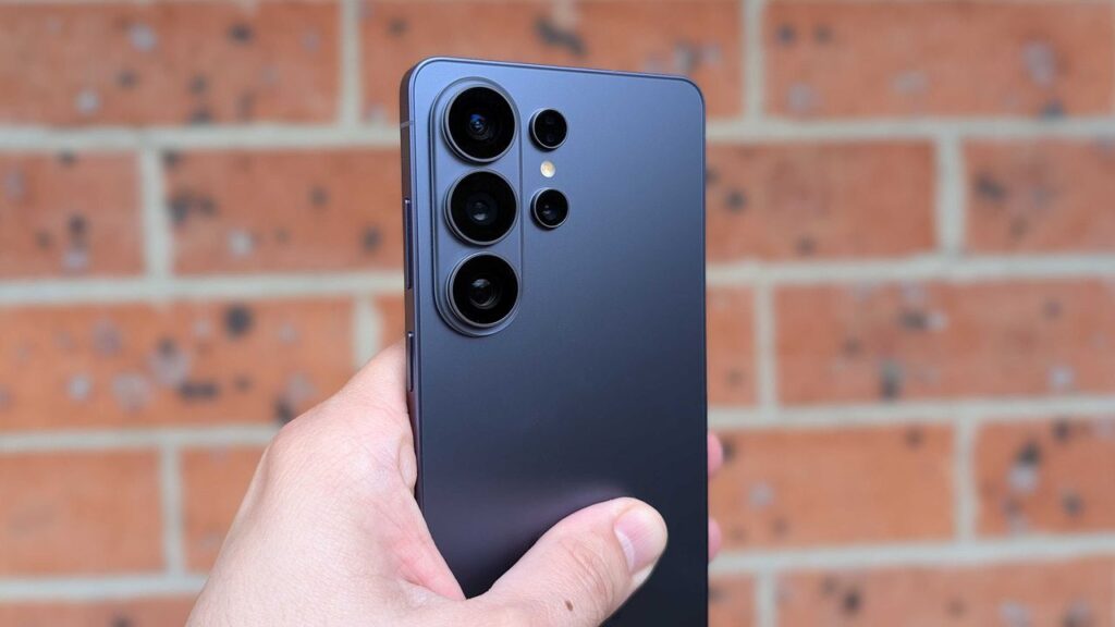 Samsung Galaxy S27 Ultra z większą baterią, ale bez jednego obiektywu?