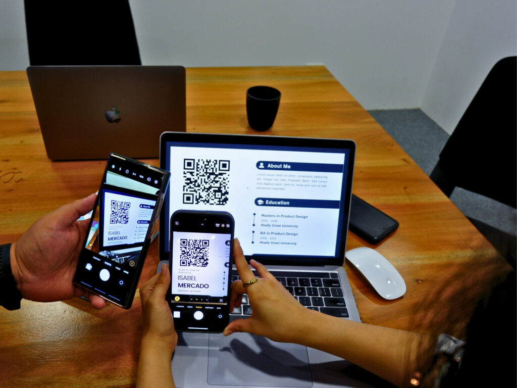 Jak bezpiecznie skanować kody QR smartfonem – poradnik