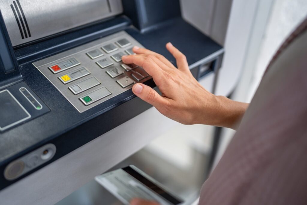 Czemu PIN do bankomatu ma tylko 4 cyfry? Historia kodu bankowego