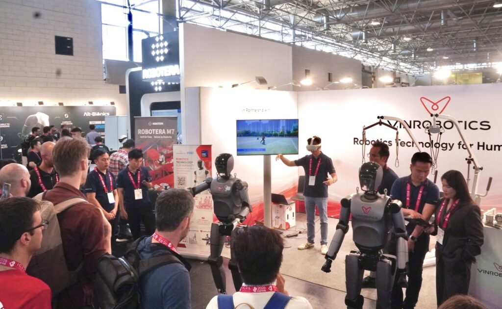 Wietnam prezentuje humanoidalnego robota VR-H3 dla przemysłu i logistyki