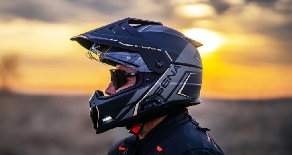 Outlander – motocyklowy kask z funkcjami centrum dowodzenia