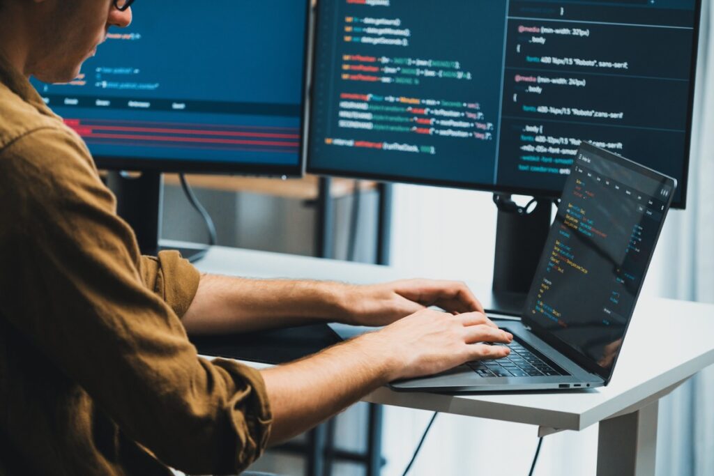 AI zmienia wymagania wobec pracowników tech, ale nie kradnie jeszcze pracy