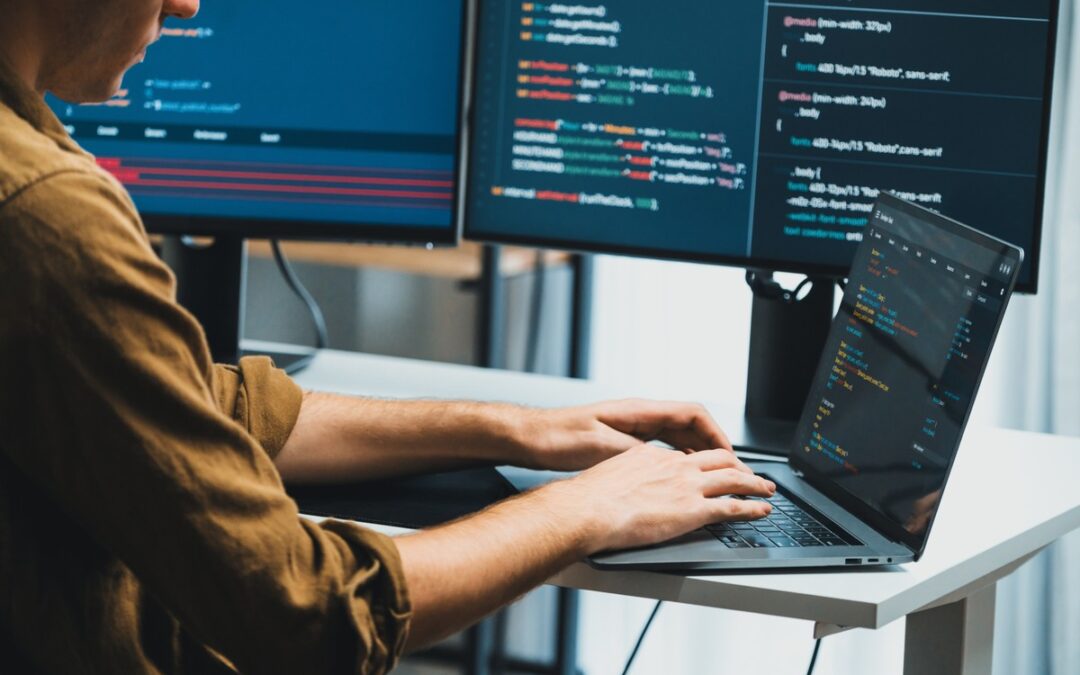 AI zmienia wymagania wobec pracowników tech, ale nie kradnie jeszcze pracy