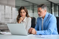 Tokenmaxxing niszczy budżety firm. AI obciąża menedżerów średniego szczebla
