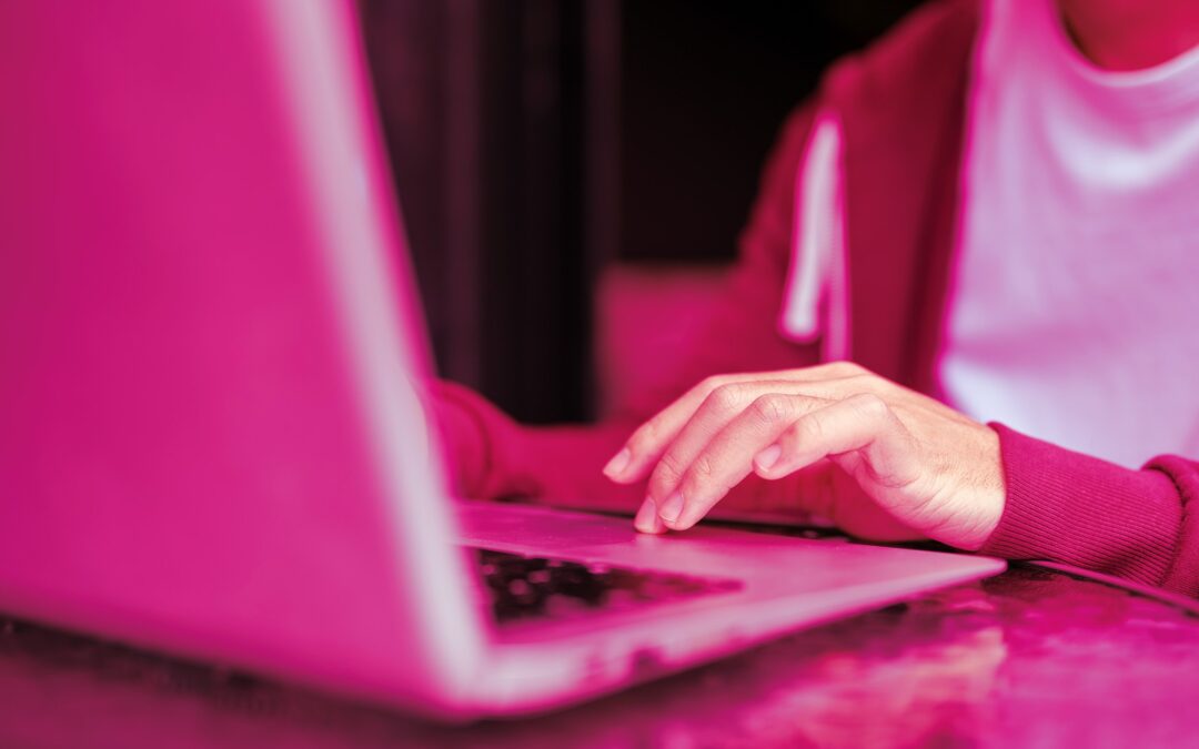 Szkoła prawnicza zakazuje laptopów i telefonów przez oszustwa z AI