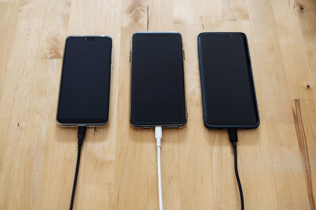 Powerbanki Hama w czterech kolorach – wakacyjny ratunek dla smartfona