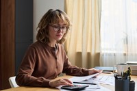 Menedżerowie w tyle za AI: młodzi pracownicy wiedzą więcej niż szefowie