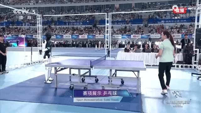Robot gra w ping-ponga z mistrzynią olimpijską Ding Ning